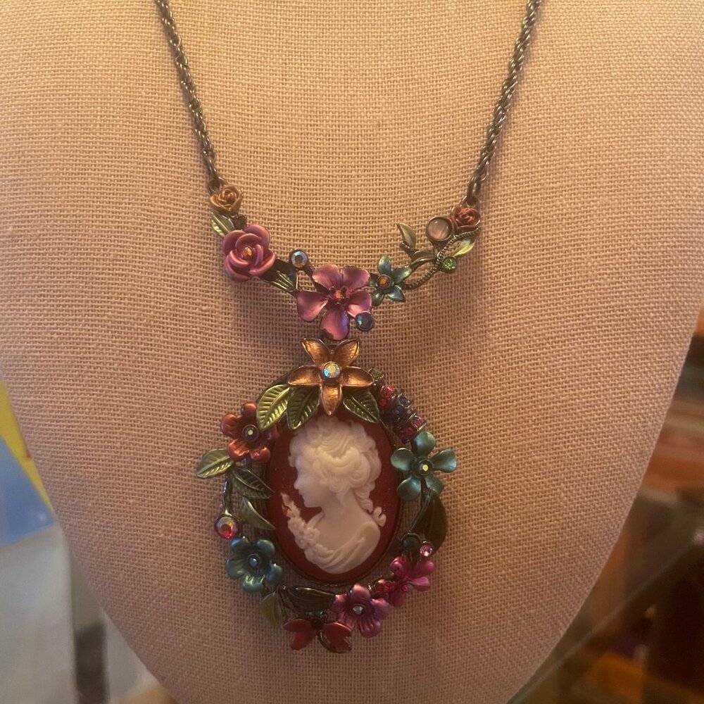 Beautiful Lenora Dame Flower Strewn Cameo Necklace - Picture 2 of 5